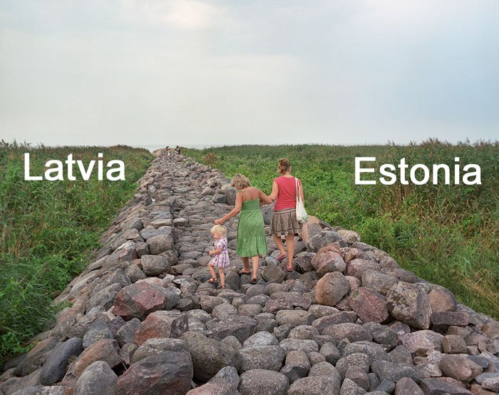HolisticComedy's tweet photo. What Peaceful Borders Between European Countries Look Like https://t.co/78bAcaUng9 https://t.co/cikWdfwo9C
