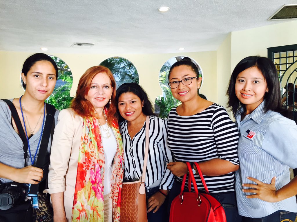dianachasez23's tweet photo. Con la colega @valealazraki cubriendo su conferencia #Ivy #Lavive @CeciRicardez #Mérida https://t.co/DoNsD1fJCB
