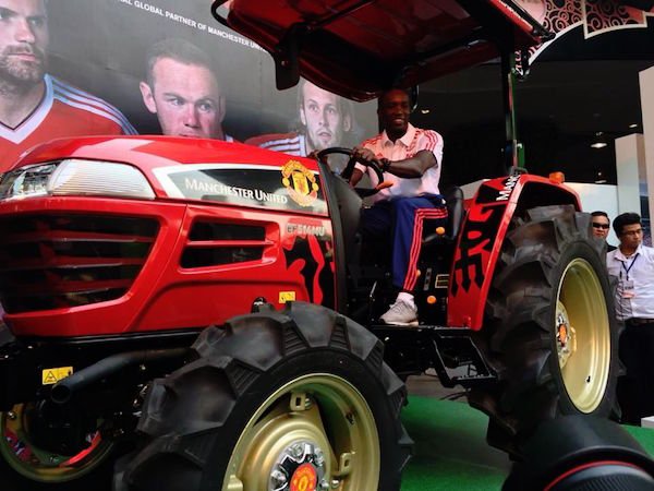 tractopia's tweet photo. L'équipe de Manchester United à son propre tracteur à ses couleurs désormais ! https://t.co/IONsLQQXkh