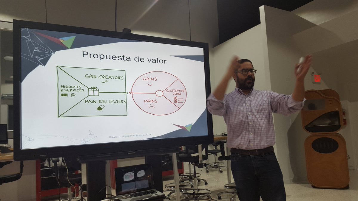 alissaovalle's tweet photo. #STARSinPR w/ Prof. Hernandez Acosta's Creative Entrepreneurship class discussing business ideas at @sagradoedu https://t.co/mX1ym51eb1