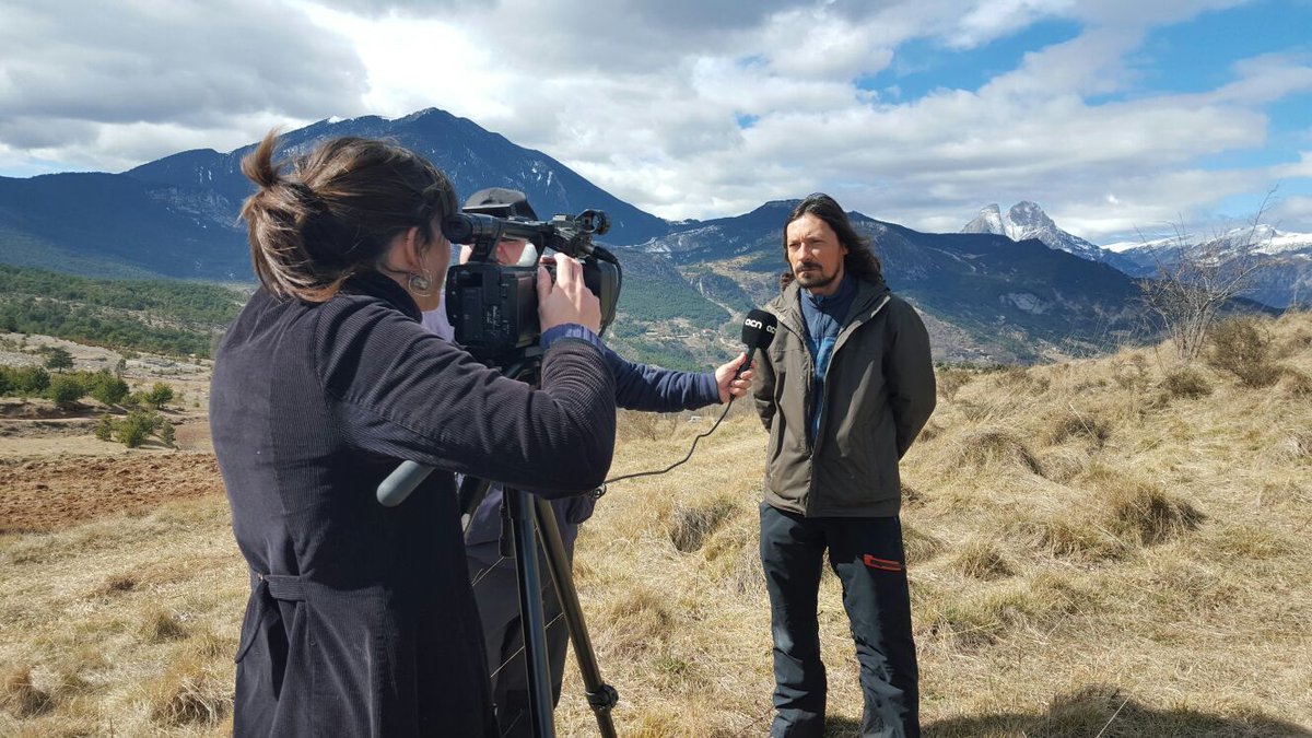 DejavuFilms_Cat's tweet photo. Entrevista a @joanfrankcharan als peus del Pedraforca amb l'@agenciaacn El rodatge de "Pàtria" avança a bon ritme! https://t.co/xFb2oPg0mw