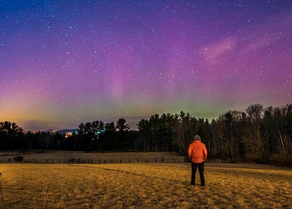 BostonMagazine's tweet photo. Miss the Northern Lights last night? Here's what they looked like around New England: https://t.co/XxM17pY99W https://t.co/XAiUyjbD4l