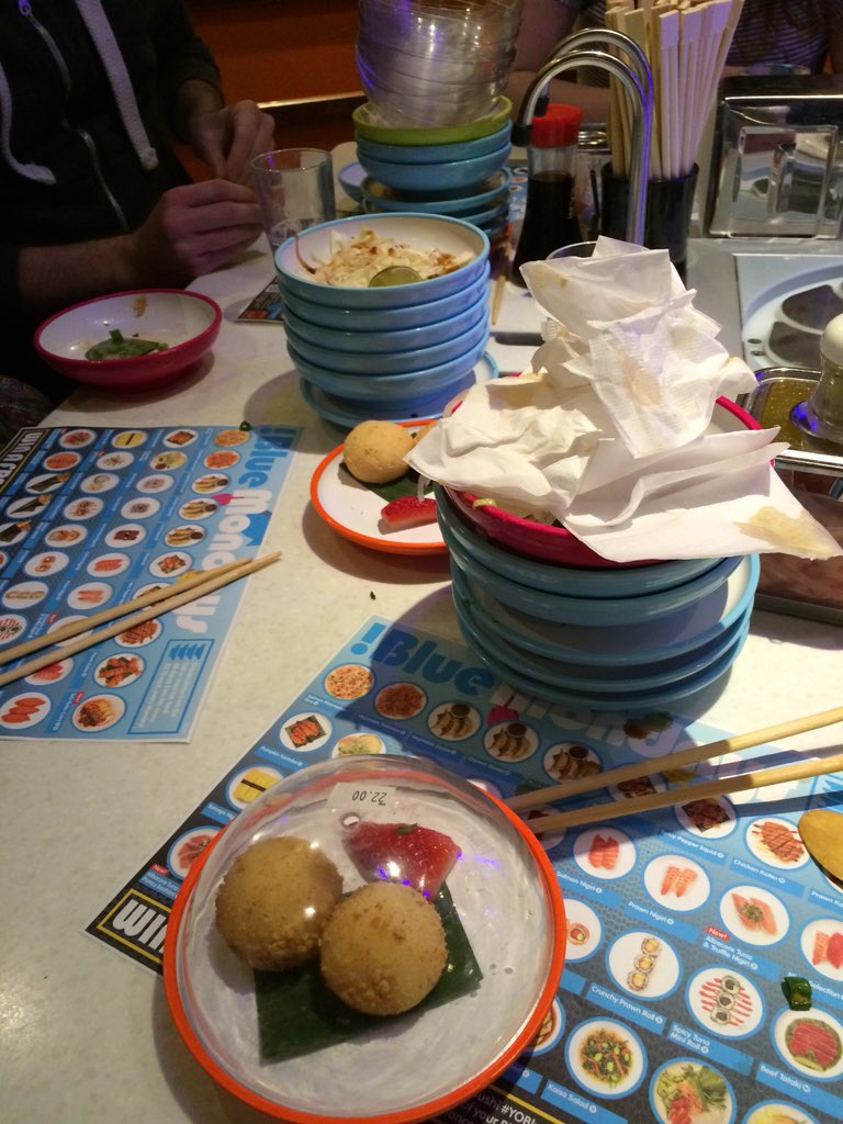 Roobee86's tweet photo. @YOSushi #yobluemonday #stackhappy but can't forget the mochi!!! https://t.co/FRXClrySdA