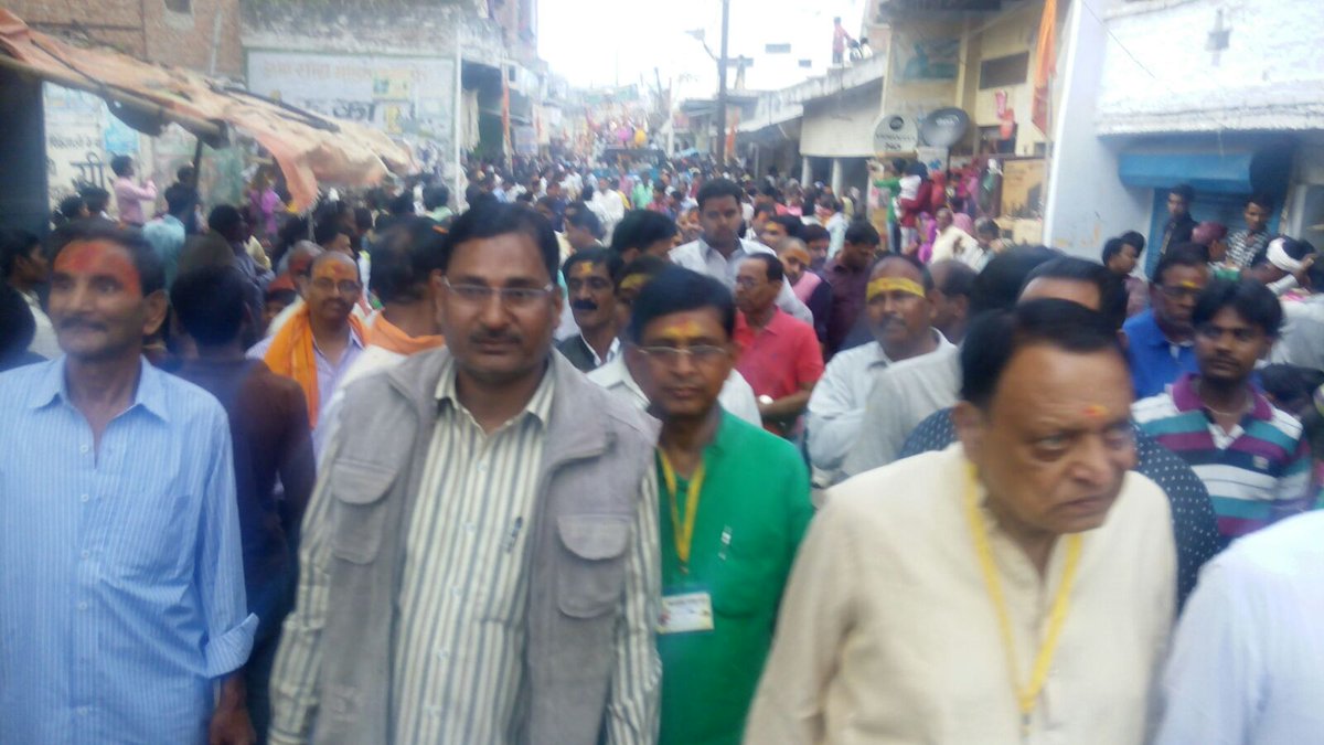 ExAbrar's tweet photo. एबरार अली पूर्व चेयरमैन घोसिया भदोही अपने साथियो के  साथ महा शिव रात्रि के जुलूस मे शामिल हुए। https://t.co/AufN4EWkju