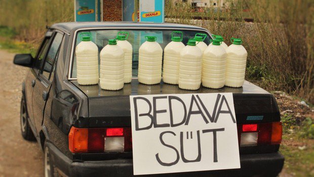 300 litre sütü yoldan geçenlere bedava dağıttı bit.ly/1QxPry3