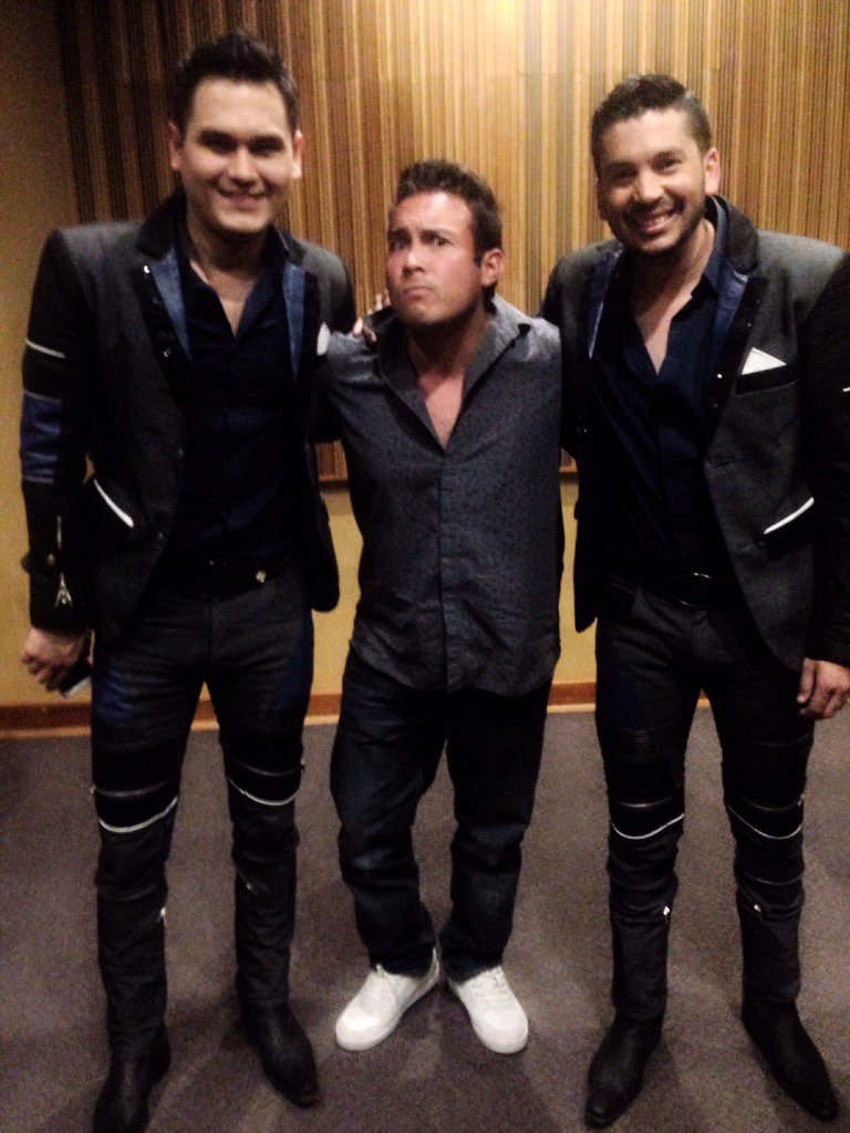 yosoyyaco's tweet photo. Con la banda! @aaronilusion @grupocanaveral @BANDARECODITOSS @ClaudioAlcaraz https://t.co/p28iIj2Bny