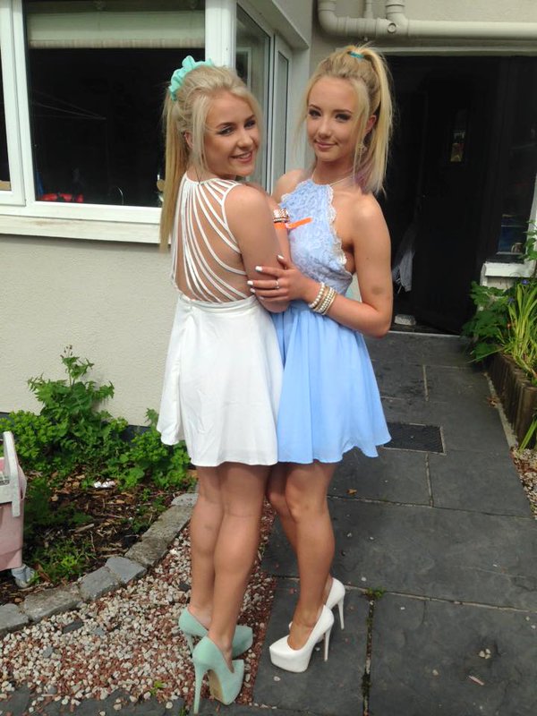 HeelsGirls's tweet image. 2 Blonde Teen Girls in Dress and Platform High Heels. #Blonde #Teen #Girls #Dress #Legs #Heels