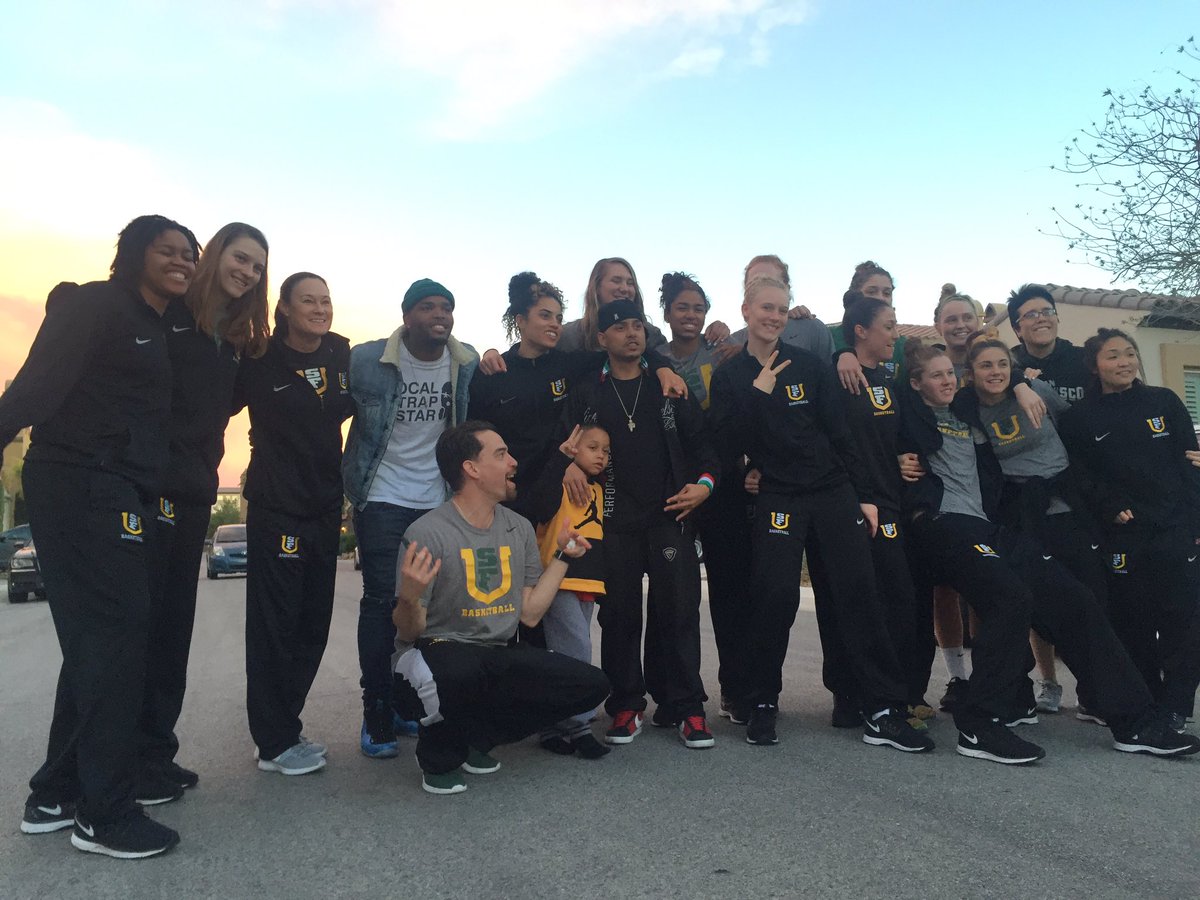 goastsmoke's tweet photo. #LIT Winners @RayvenJustice #GoastSmoke &amp; The USF Lady Dons linked up in vegas For a Bar B Que to #WinnersCircle https://t.co/kOXaE0lF7b