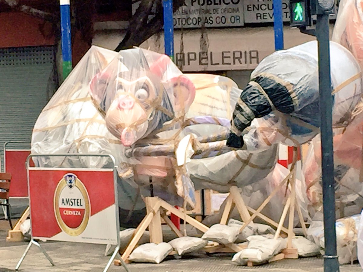 aValenciaFallas's tweet photo. La plaza de @FallaSueca está hecha un circo, las piezas de Javier Salas esperan turno de subir #planta16 #falles15 https://t.co/0KH6FzYj6x