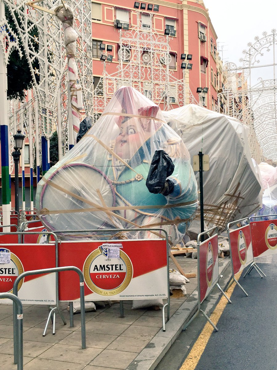 aValenciaFallas's tweet photo. La plaza de @FallaSueca está hecha un circo, las piezas de Javier Salas esperan turno de subir #planta16 #falles15 https://t.co/0KH6FzYj6x