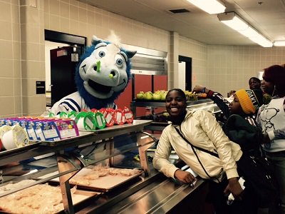 USDA_FNA's tweet photo. Celebrating National #SchoolBreakfast Week w/ students from @BroadRippleMHS (IN) @FUTP60 @INDairy https://t.co/FY828F8kJ4