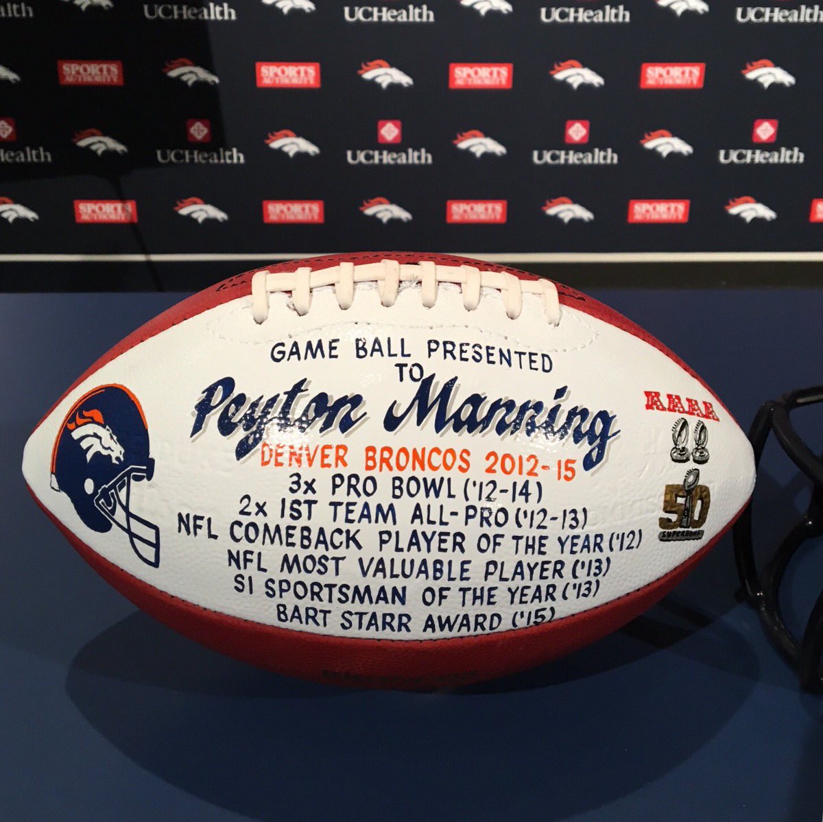 NFL's tweet image. Peyton Manning. 👏👏👏