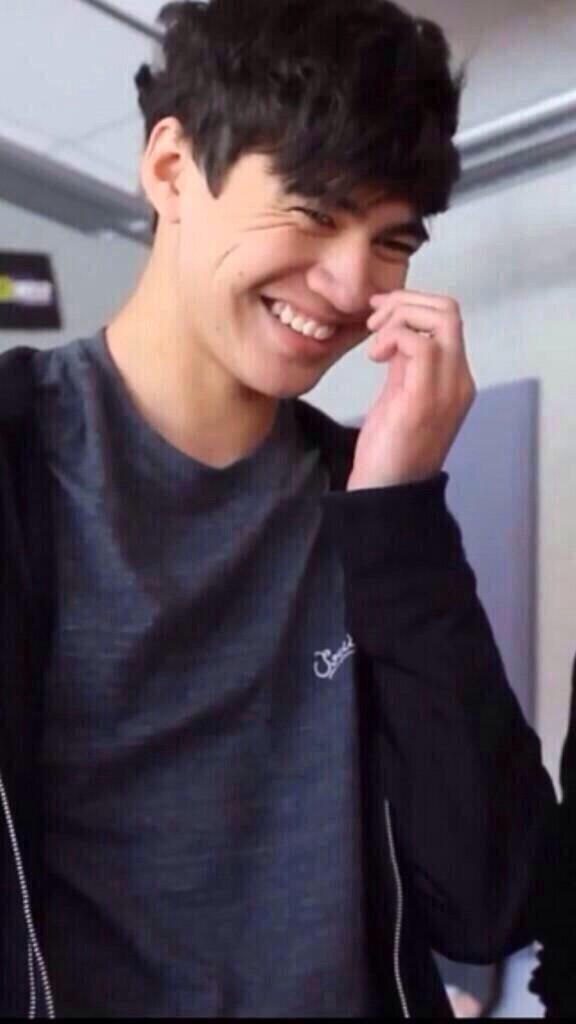 Hii! my name is avery my pronouns are she/her and im looking for some friends and maybe a daddy so RT for me xx