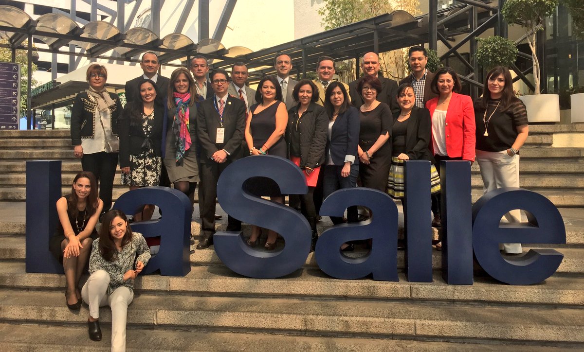 RectorLaSalle's tweet photo. Aquí con la primera generación de #ProfesionalesConValor de #DiseñoGráfico Celebramos #25AñosDG en @LaSalle_MX https://t.co/aOrTq2R2FC