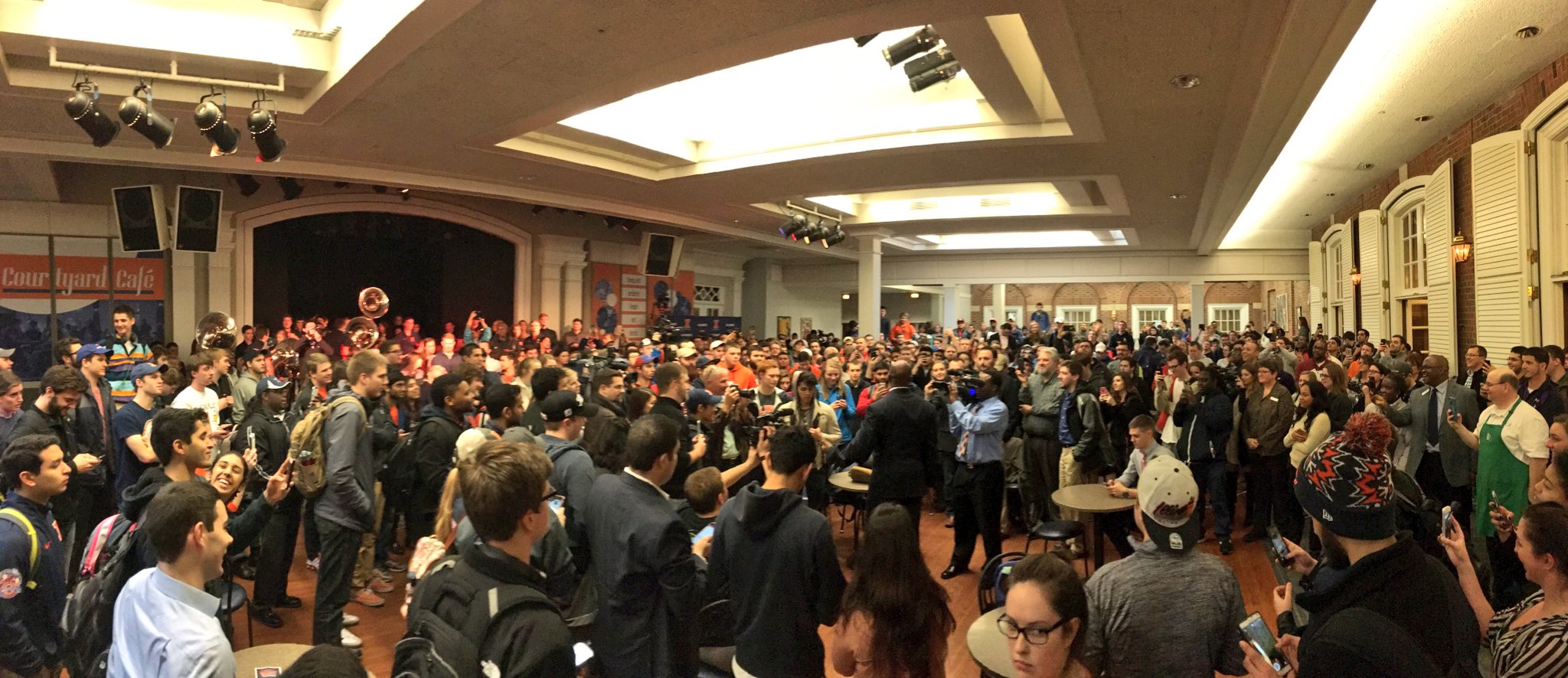 Cc9qW03UsAAUD7P.jpg:large