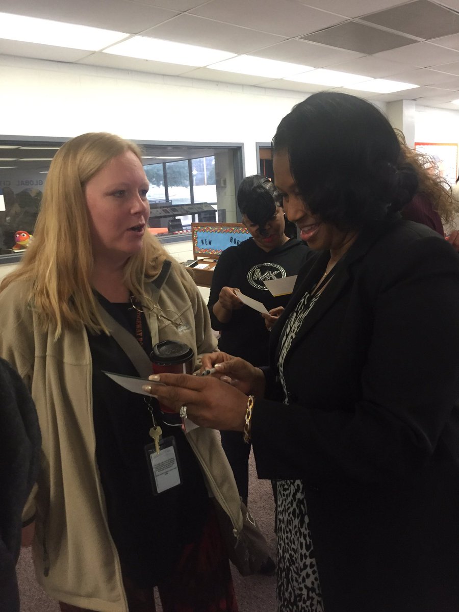 AndreaHonigsfel's tweet image. Line up and fold in Memphis, too! #coteachchat #ellchat #edchat @mariagdove