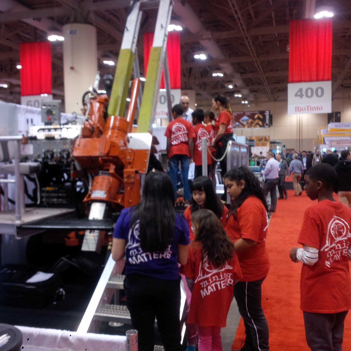 mmSchoolProgram's tweet photo. Jerry of #Duralite gives students a tour of the #drill at #PDAC2016. #miningmattersCA #earth #science #outreach https://t.co/FglyVD1nuv