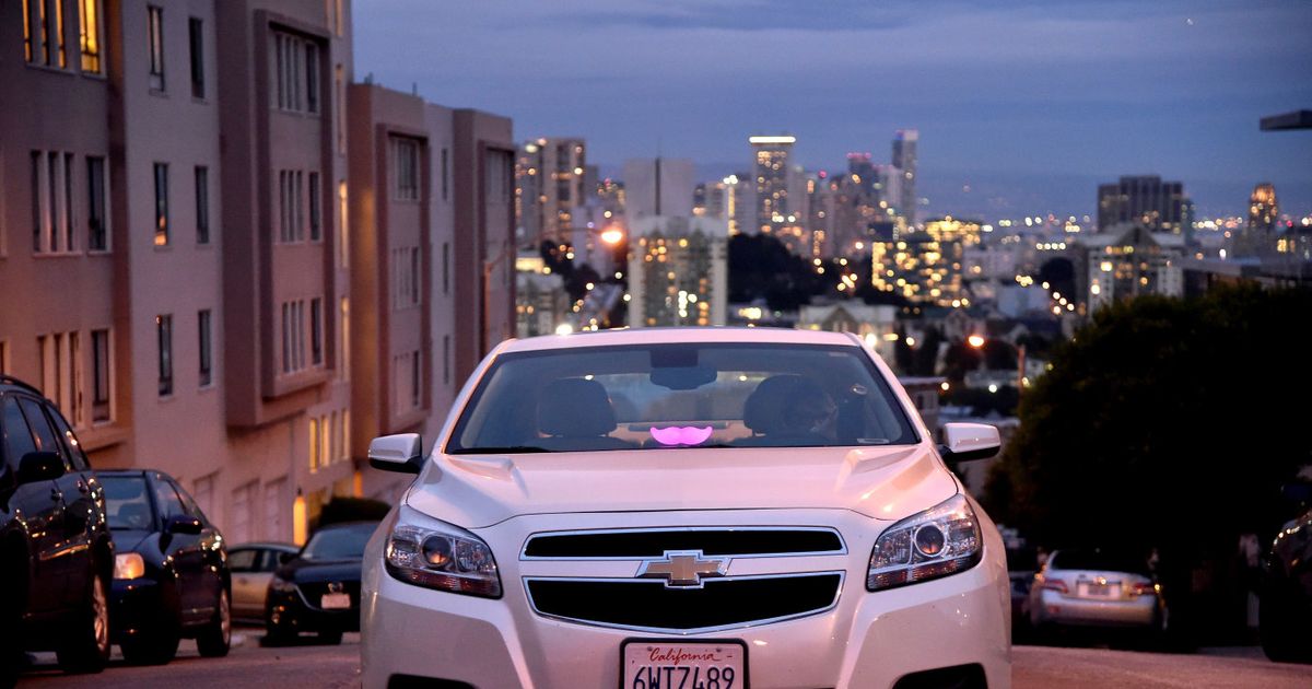 engadget's tweet photo. Lyft wants you to hail rides through Facebook Messenger https://t.co/sKXTKkZ0wD https://t.co/zK3xUZQ72l