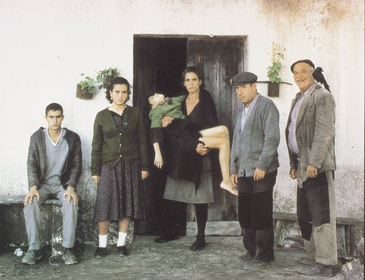 JUANPE_BENITEZ's tweet photo. @TATJANASL Quise encontrar algún ejemplo español, y no pasé de aquí...
#Viridiana #BUÑUEL
#LosSantosInocentes #CAMUS https://t.co/810PsbBMlE