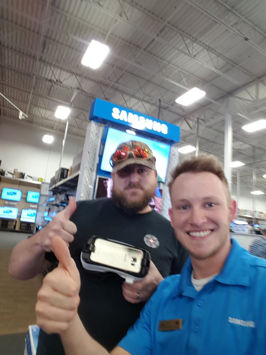 troystore209's tweet photo. Vr demo turned into s7 preorder https://t.co/CYnWyAoIZ9