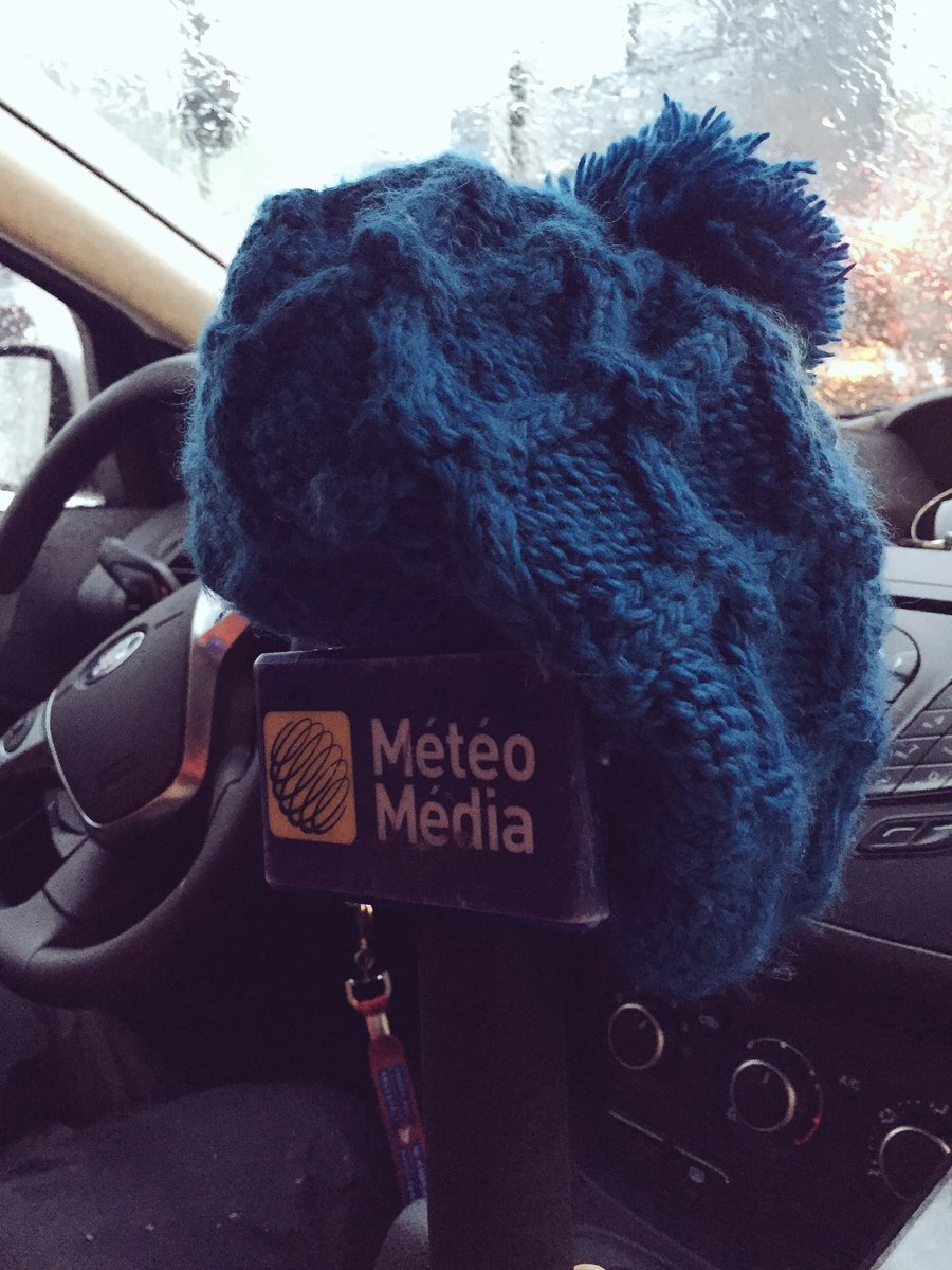 RobergeMireille's tweet photo. Qui a dit qu'un micro n'avait qu'une seule utilité? Un parfait sèche-tuque #cocktailmeteo #MM https://t.co/tleLm2d9v7