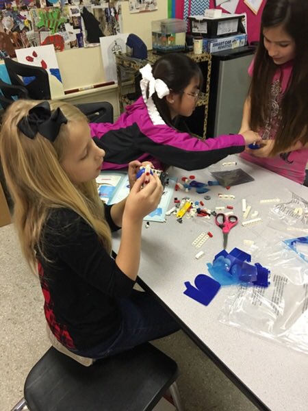 HollyHillElem's tweet photo. 3rd grade ABC students build robotic animals #ecslearn #hhelearn https://t.co/ug3nM63oPk