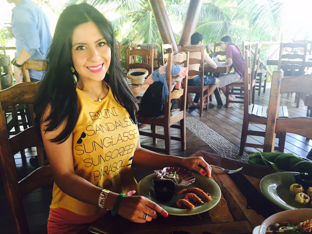 PlayaCarla's tweet photo. ¡Sirenita feliz! 🍴💕 una comida deliciosa digna de un aniversario. 🍴❤️ Gracias @XcaretPark @FoodiesPlaya https://t.co/Wvmz2i7TCF