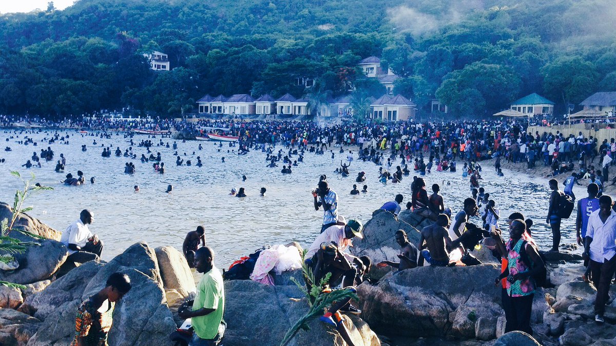 SannieYoung's tweet photo. 25.12.15 #ChikaleBeach in #NkhataBay on #Christmas day. #Awesomeness #ChristmasClapBack #Chikale #LakeMalawi #Malawi https://t.co/yRGSKVcAny