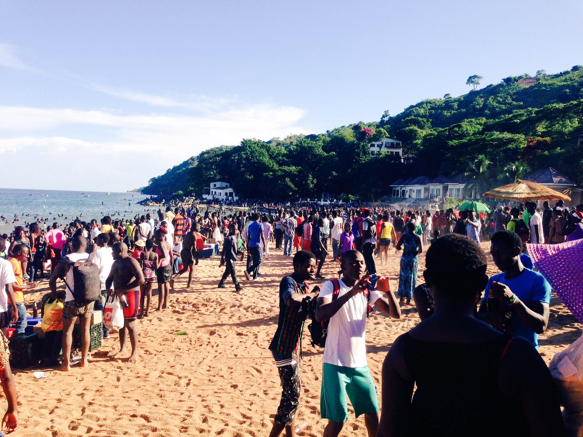 SannieYoung's tweet photo. 25.12.15 #ChikaleBeach in #NkhataBay on #Christmas day. #Awesomeness #ChristmasClapBack #Chikale #LakeMalawi #Malawi https://t.co/yRGSKVcAny