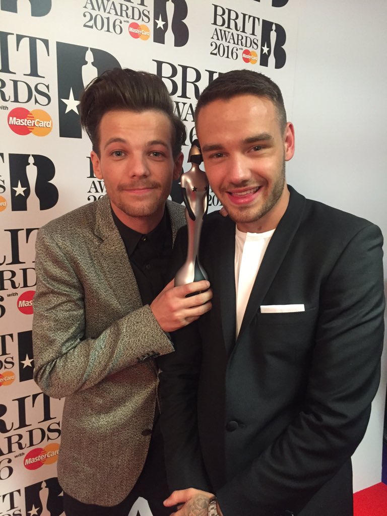 simonjonespr's tweet image. #brits winners #onedirection ✌🏼️