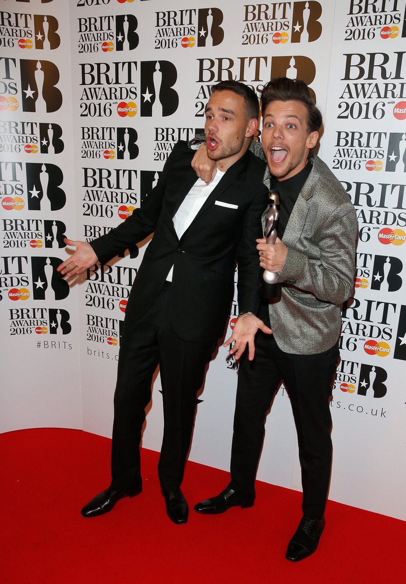 ELeHOuZa's tweet photo. #CongratulationsOneDirection  #BRITVIDONEDIRECTION https://t.co/ewdMLtNiEn