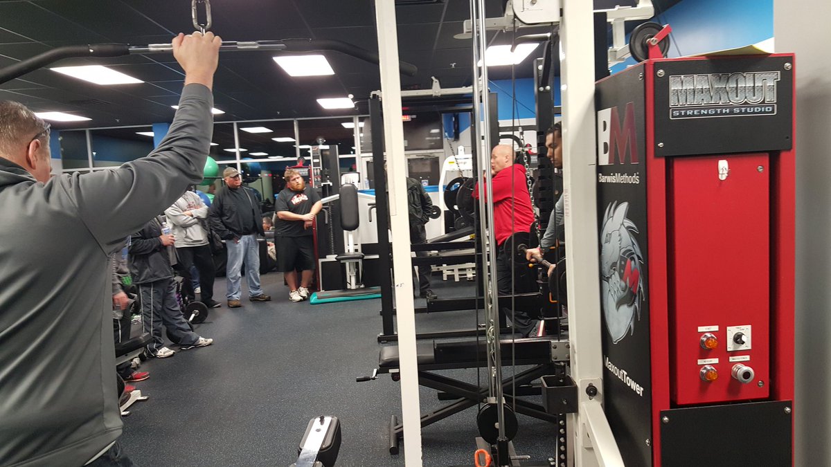 MaxOutStrength's tweet photo. Coaching brass @maxoutlimerick to learn about newest piece of eccentric training equip on the market! #MaxOutTower https://t.co/Z6pkhdnj94