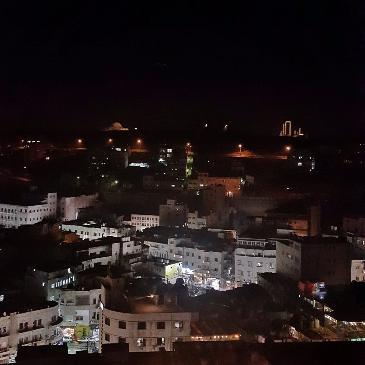 ZaynaHamarneh's tweet photo. Amman... Lighting up! The view from Wild Jordan by @aticogroup #Amman #ShareYourJordan #LoveJo #Jordan #Jo https://t.co/16AnEbGVOL