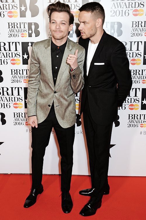 choosezaynbr's tweet photo. Louis e Liam no Red Carpet do #BRITs. https://t.co/bjgOW4kr9h