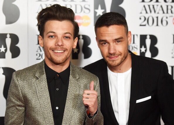 choosezaynbr's tweet photo. Louis e Liam no Red Carpet do #BRITs. https://t.co/bjgOW4kr9h