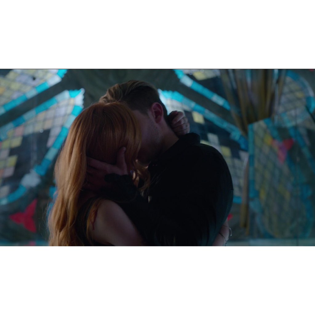 larryenCowell's tweet photo. Omg I can't believe. What i see 😱😱😱😱😱😱😱 What do you think guys??? #ShadowhuntersChat https://t.co/vnxkkf4SoX