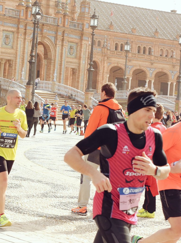 CT3Sports's tweet photo. Ya tenemos algunas fotos de nuestro maratoniano @AlvaroFuenla16  haciendo su mmp en @MaratonSevilla  ¡¡MÁQUINA!! https://t.co/DTnUQZT2h0