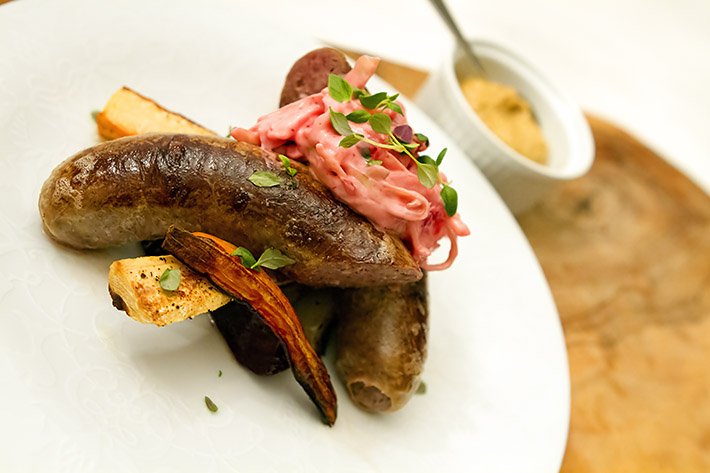 En ekte norsk pølsefest - Grove reinsdyrpølser med tyttebærslaw og rotgrønnsaker rettipanna.no/2016/02/24/gro… #mat