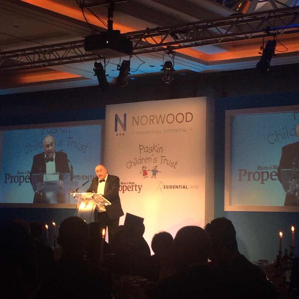 PaskinCsTrust's tweet photo. Robert Waterman co-chair of the #boxingdinner starting the evening! @norwooduk @HamandHigh #knockoutevent https://t.co/6l3qjdUGYN