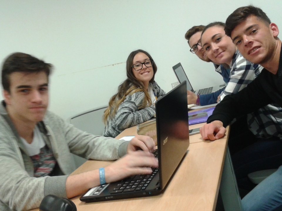marinappz's tweet photo. Nuestro objetivo de hoy es elaborar un organigrama de nuestro centro. Trabajando en equipo #organigrama @LolaDaz https://t.co/oLFoG2bD65