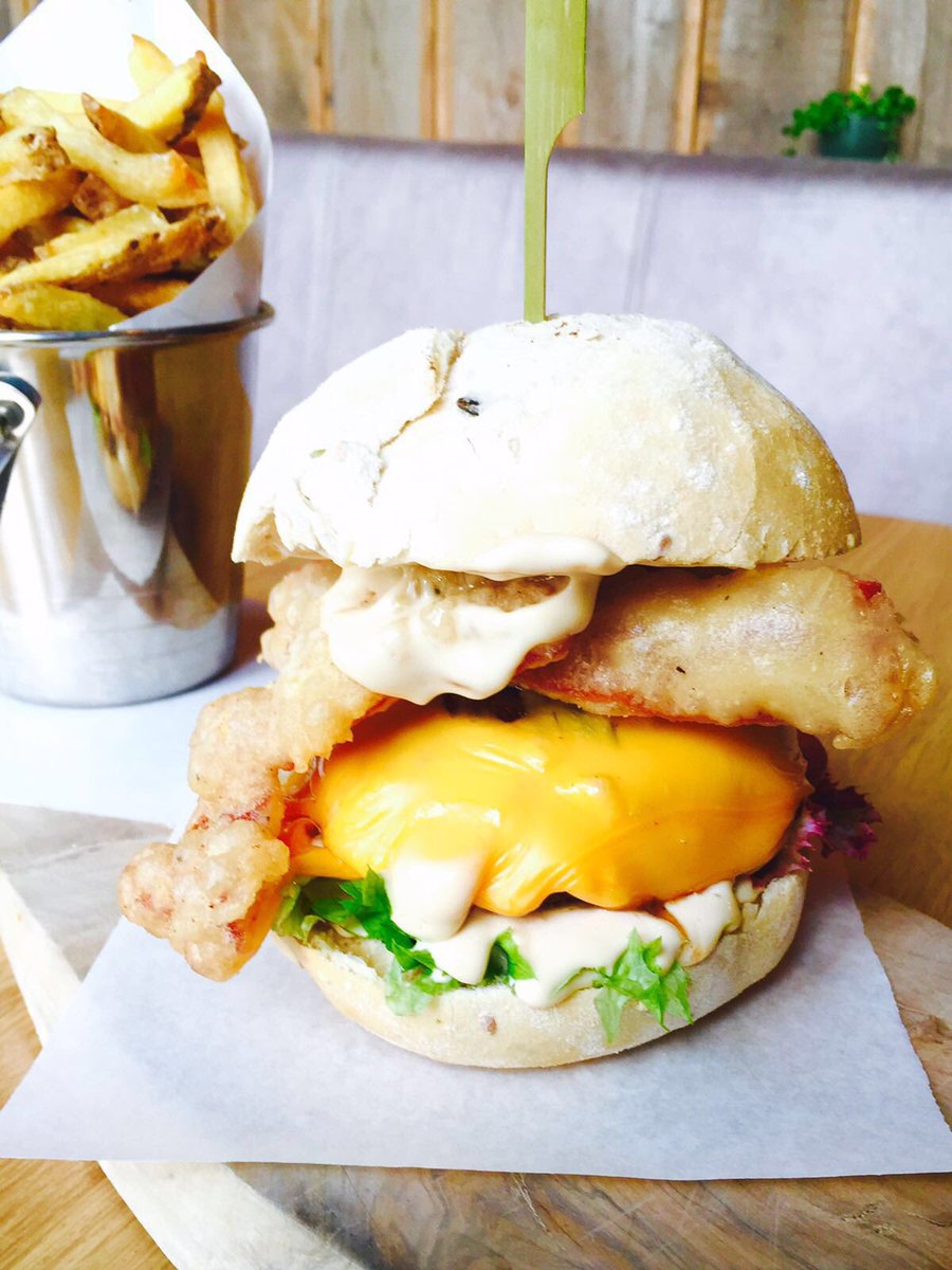 destadsburger's tweet photo. THE MOONSHINER #BURGER #DESTADSBURGER #HEERHUGOWAARD #MIDDENWAARD https://t.co/Kocqf9uH3O