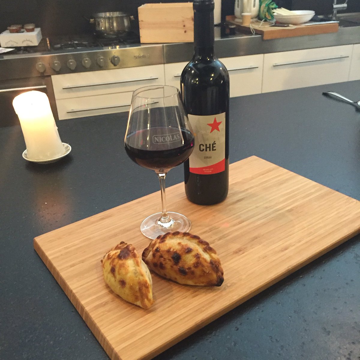 creapills's tweet photo. Ce soir on est avec @DisMoiNicolas pour tester des accords mets/vins originaux ! 👌#DisMoiNicolas https://t.co/BAtdZueQhF