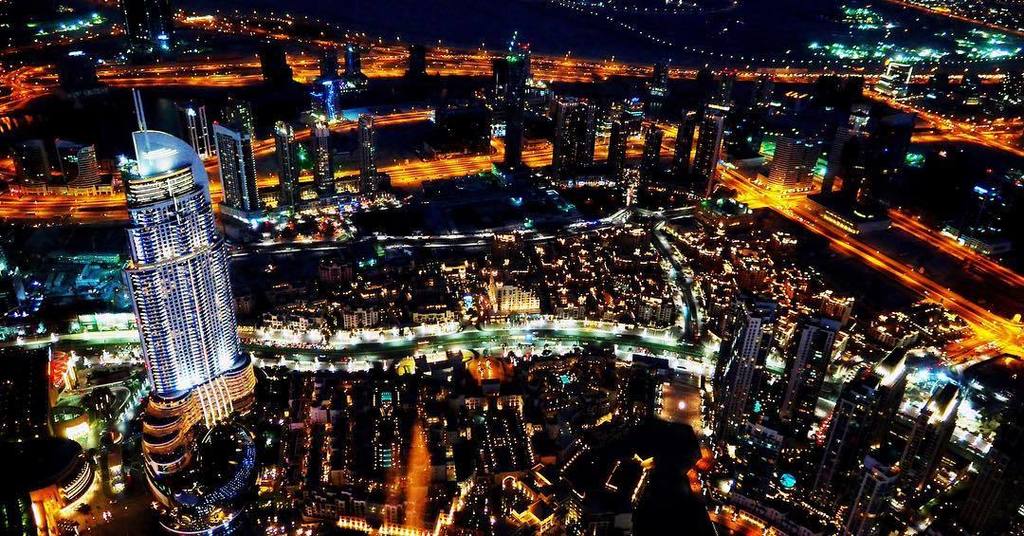 frankfeil's tweet photo. View from #burjkhalifa <3 #dubai #travel #skyline #nightlife #traffuc https://t.co/8VB8ZFnO8i https://t.co/GkC2ABQvtY