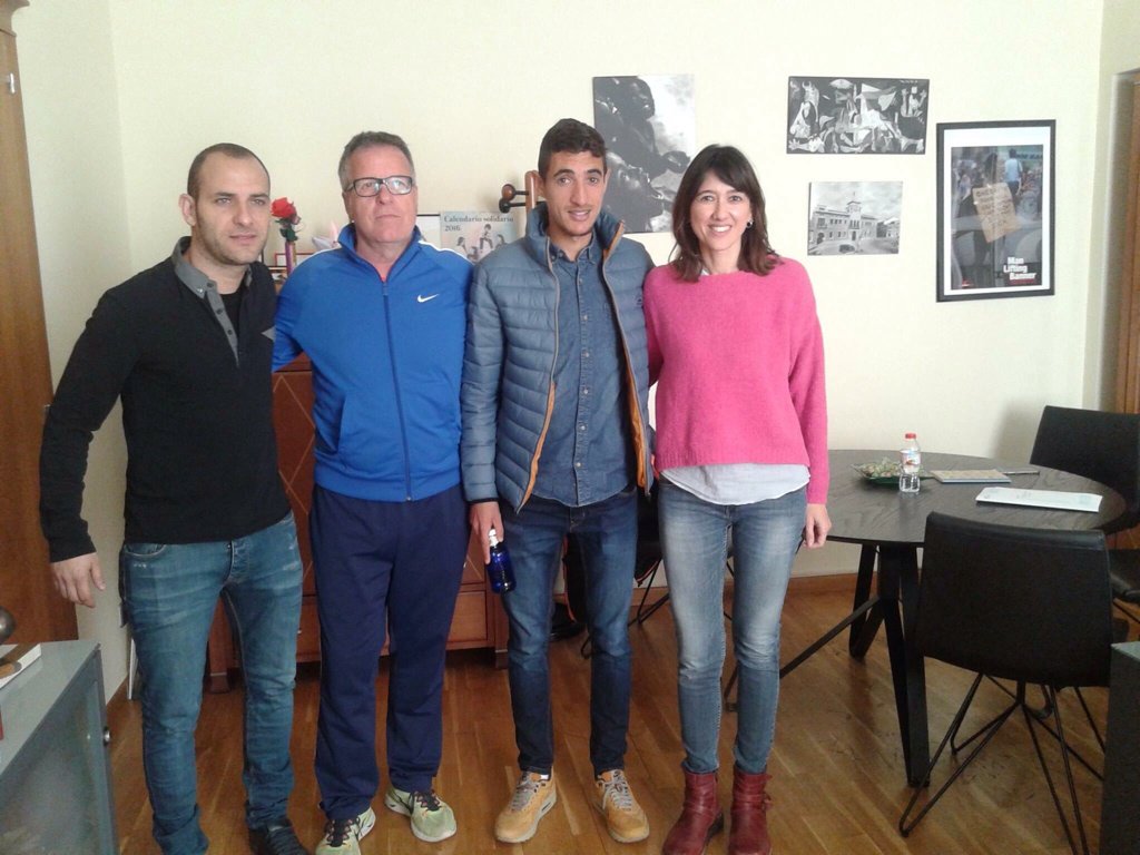 Ilias Fifa (@iliasfifa) on Twitter photo Con La Alcaldesa De Santa Coloma de gramanet <a href="/nuriaparlon/">Parlon #apeudecarrer #interioriseguretatpública</a> y concejal <a href="/nademe8/">daniel salgado</a> y Veo Que Preocupan Por El Deporte Con La Alcaldesa De Santa Coloma de gramanet <a href="/nuriaparlon/">Parlon #apeudecarrer #interioriseguretatpública</a> y concejal <a href="/nademe8/">daniel salgado</a> y Veo Que Preocupan Por El Deporte