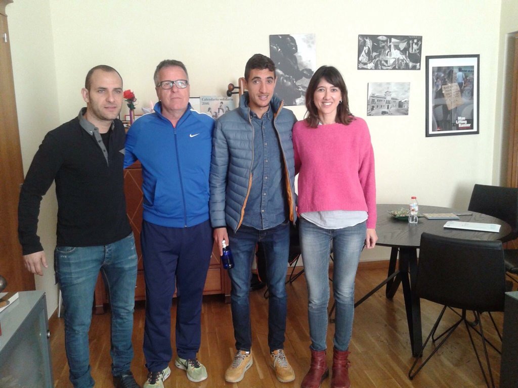 Con La Alcaldesa De Santa Coloma de gramanet @nuriaparlon y concejal @nademe8 y Veo Que Preocupan Por El Deporte