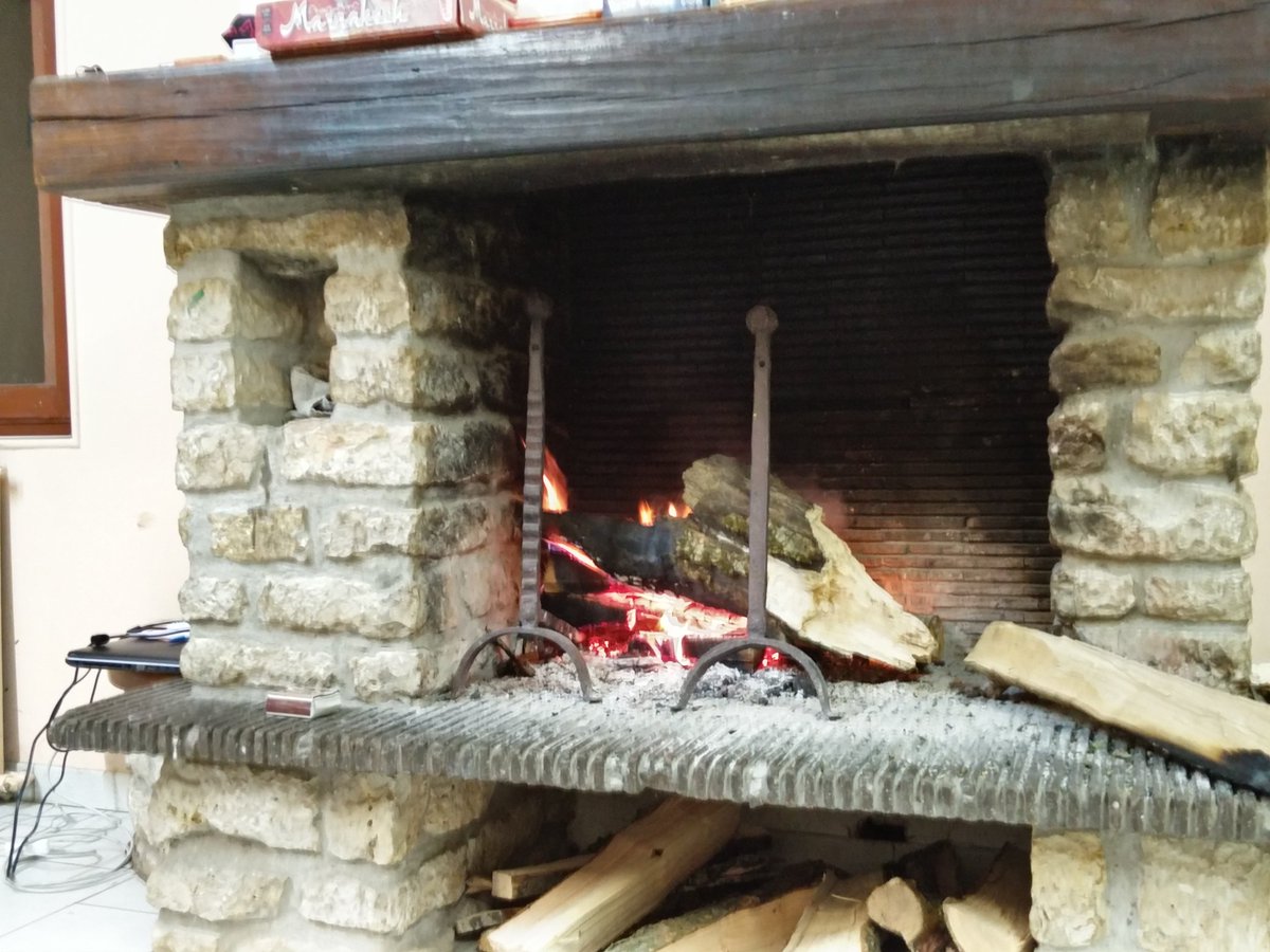 __sebastien's tweet photo. On a peut être pas de choux à la crème, mais on a un feu. #ALaScoute #BAFD2 #onsestbon @djmay77 @NadineMarchand https://t.co/jOd1XmsrIr