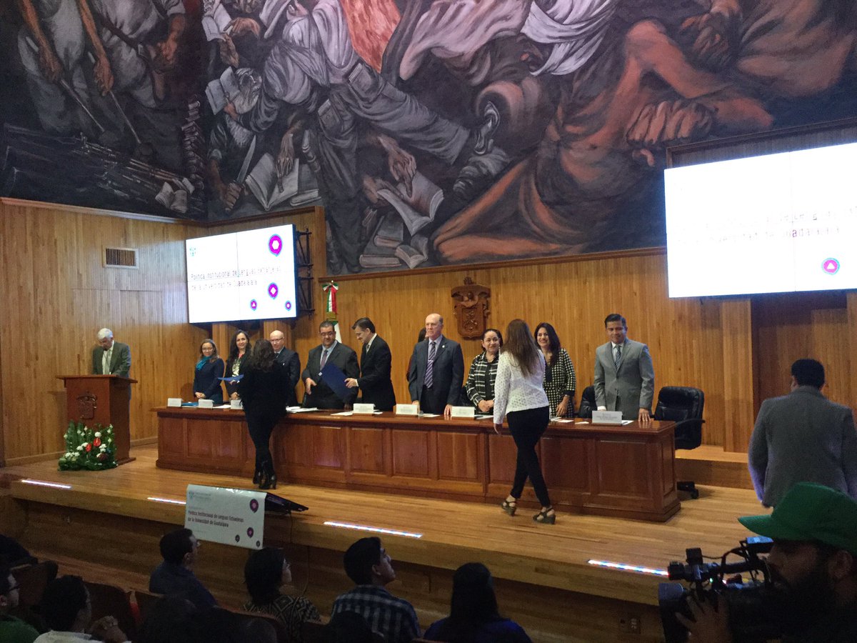 udg_oficial's tweet photo. UdeG entrega Constancia de Certificación Profesores de Centros Universitarios y @sems_udg para enseñanza del inglés. https://t.co/X4B7JKT6hf
