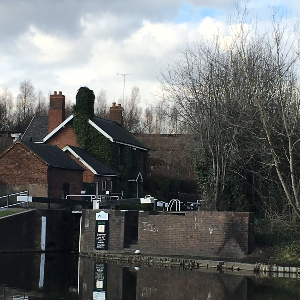 A walk along the canal always blows away the cobwebs & puts a smile on my face #canal #walk #DudleyNo2Canal