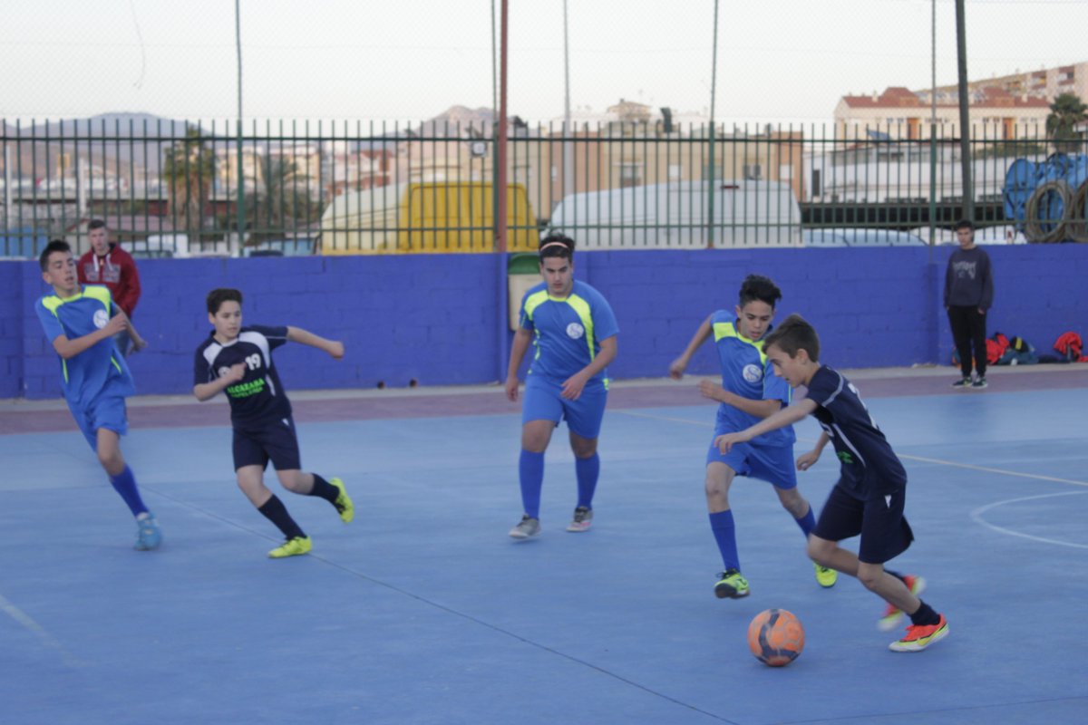 HuelinTV's tweet photo. #TorneoHuelin Partido esta tarde entre @AmpaStaLuisaMLG y #ColegioEduardoOcón https://t.co/Vw8DAc43RI