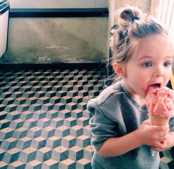 IntoTheNightXX's tweet photo. Princess wanted ice cream, princess got ice cream. 💕 https://t.co/RpCUYOM3Uv